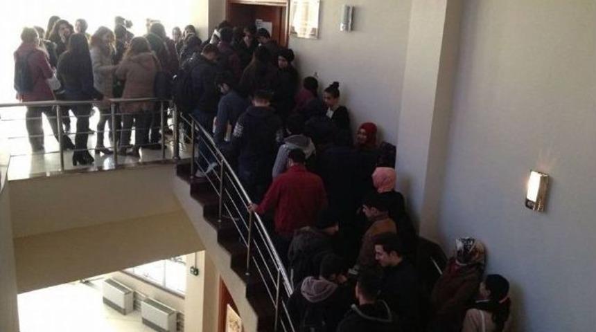 Batmanlılar Kitap Okumak İ&ccedil;in Kuyruğa Giriyor