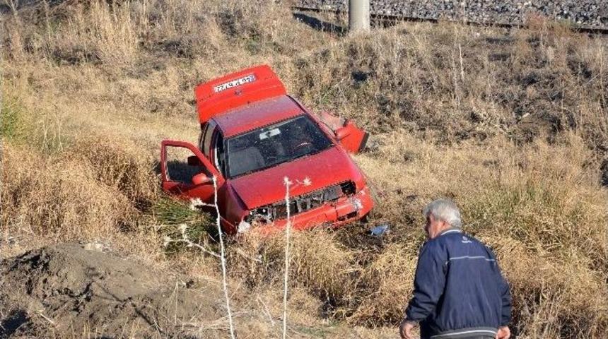 Otomobil Takla Atarak Yoldan Çıktı: 3 Yaralı