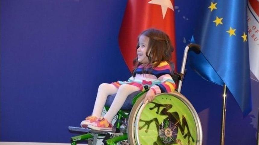 Bakanların Önünde Engelli Arabasıyla Dans Eden Minik Kızın Arabası Kayboldu