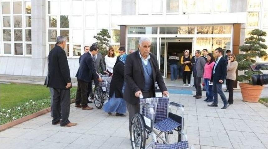 Engellilere Tekerlekli Sandalye Desteği