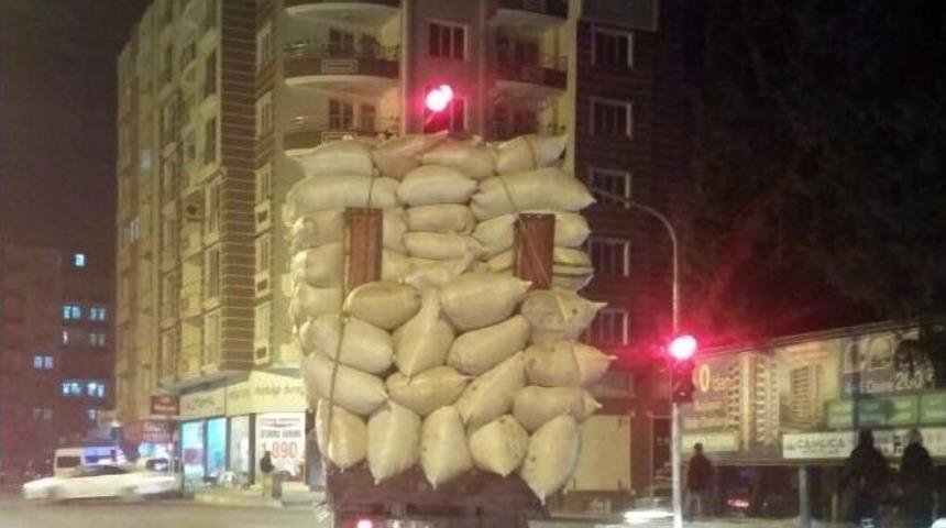 Aşırı Y&uuml;kl&uuml; Kamyon Tehlike Sa&ccedil;tı