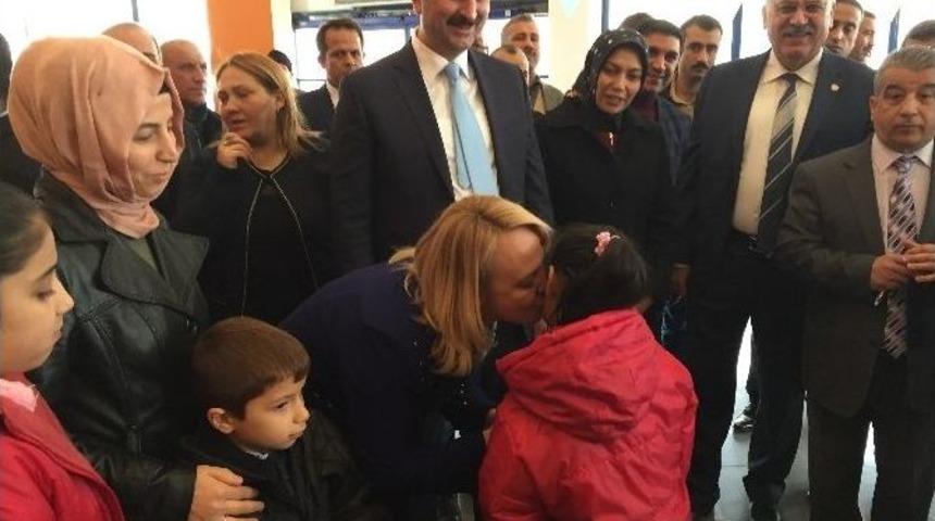 Yetim &Ccedil;ocuklara Mont Ve Bere Dağıtıldı