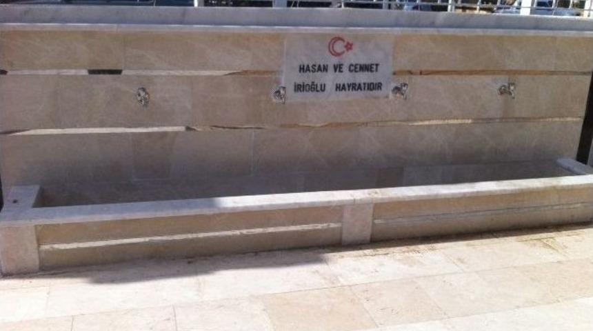 Dinar İl&ccedil;esinde Hayırsever İrioğlu Ailesi Dinar Lisesi Bah&ccedil;esine &Ccedil;eşme Yaptırdı