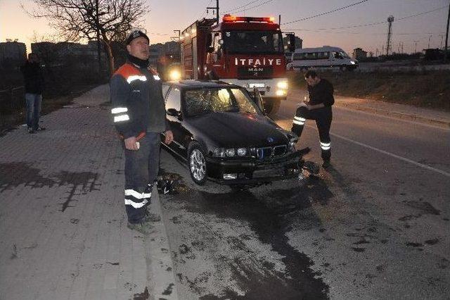 Otomobiller Kafa Kafaya Çarpıştı: 2 Yaralı