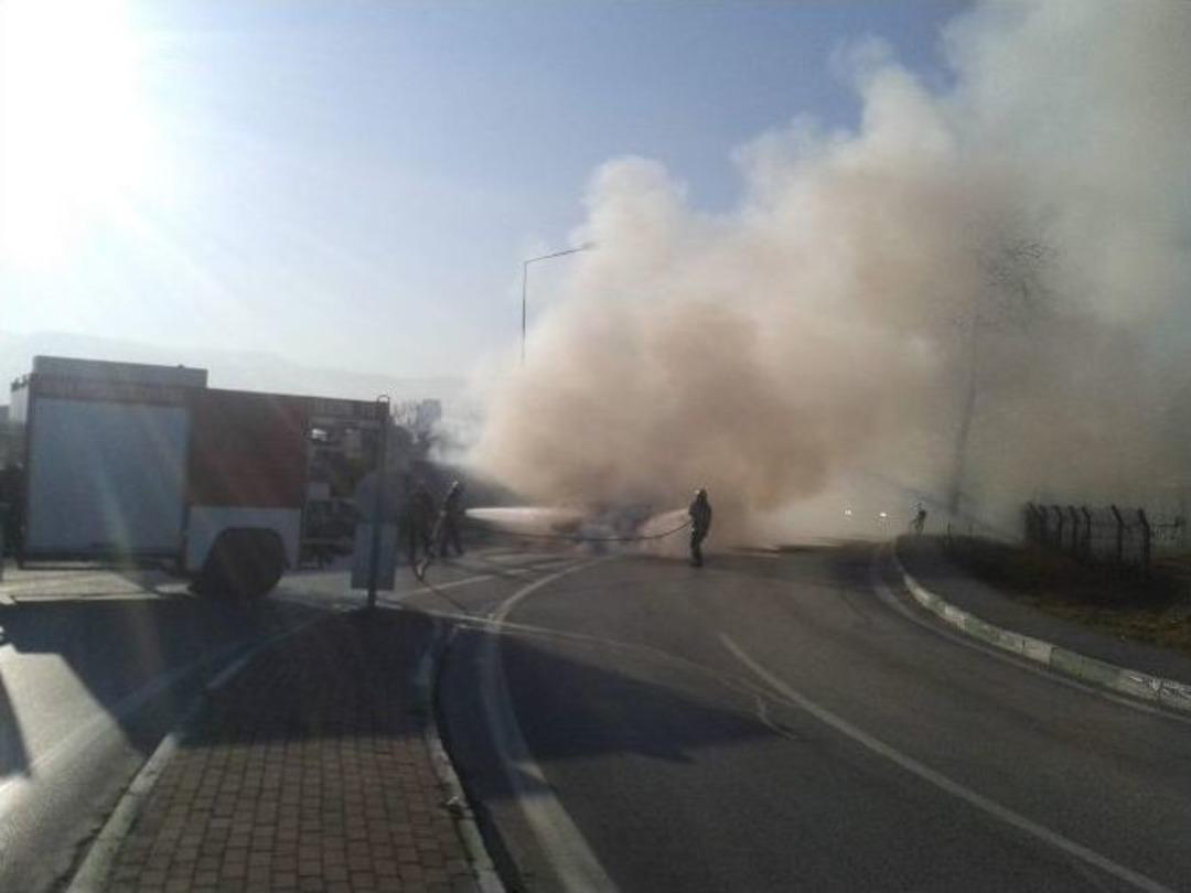 Yanan Otomobili S&ouml;nd&uuml;ren İtfaiyeci Alev Topunun İ&ccedil;inde Kaldı