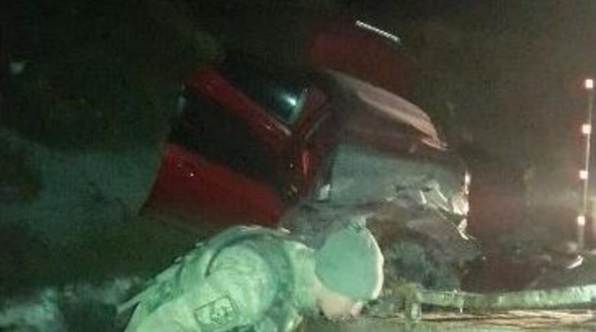 Otomobille Tır &Ccedil;arpıştı: 2 &Ouml;l&uuml;, 1 Yaralı