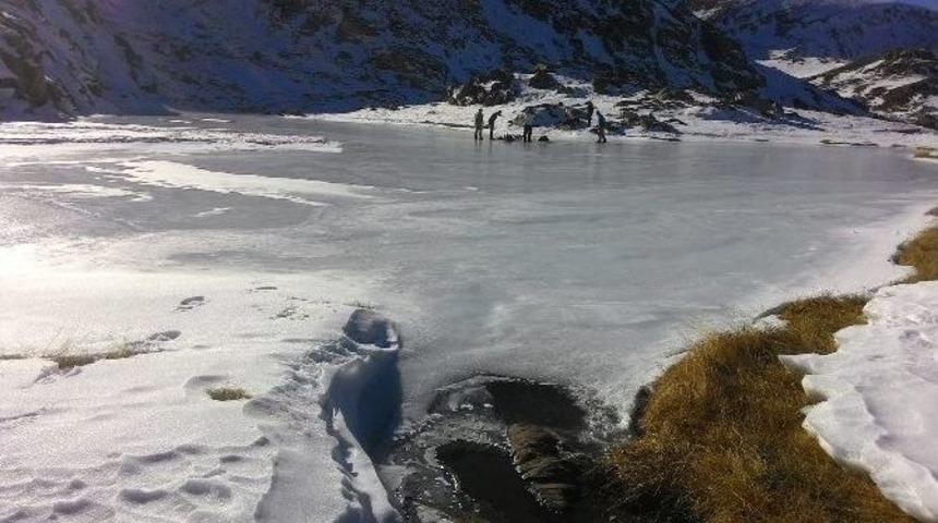 2 Bin Metrede Doğal Buz Pisti