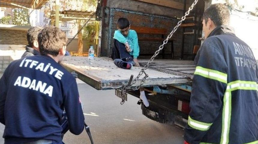 Sıra Taşıyan &Ouml;ğrencinin Bacağı Kamyonet Kasasına Sıkıştı