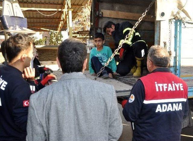 Sıra Taşıyan Öğrencinin Bacağı Kamyonet Kasasına Sıkıştı