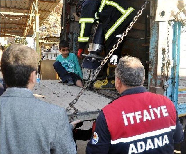 Sıra Taşıyan Öğrencinin Bacağı Kamyonet Kasasına Sıkıştı