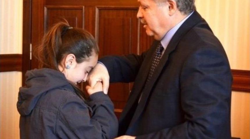 Vali Kahraman K&uuml;&ccedil;&uuml;k Melike&rsquo;yi G&ouml;zlerine Kavuşturdu