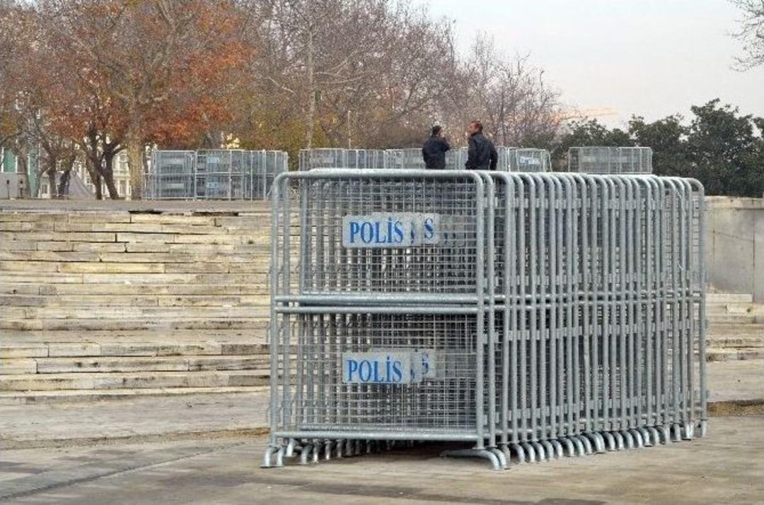 Taksim Meydanı&rsquo;nda Yılbaşı &Ouml;ncesi Bariyerli &Ouml;nlem
