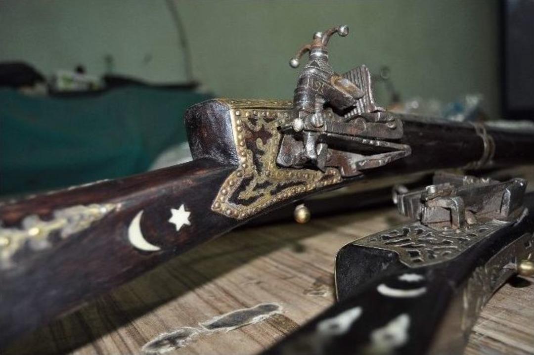 Eski Silah Ve Kılı&ccedil;ları Sanat İ&ccedil;in İşliyor