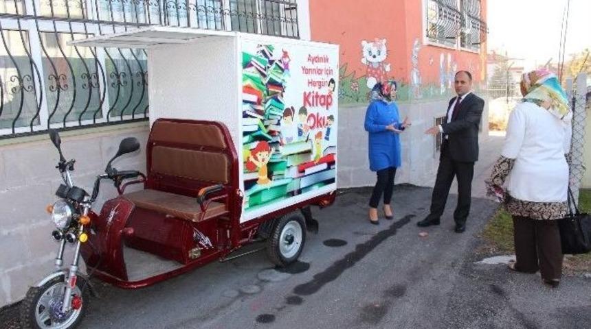 Beyşehir&rsquo;de Belediyeden Gezici Mini K&uuml;t&uuml;phaneye Kitap Desteği