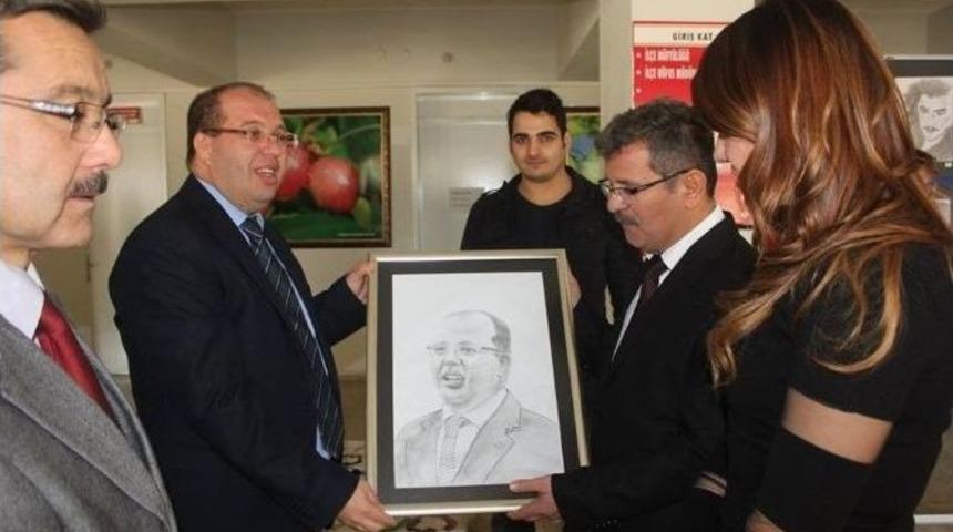 Honaz&rsquo;da D&uuml;zenlenen Sergide Karakalem Resimler Sergilendi