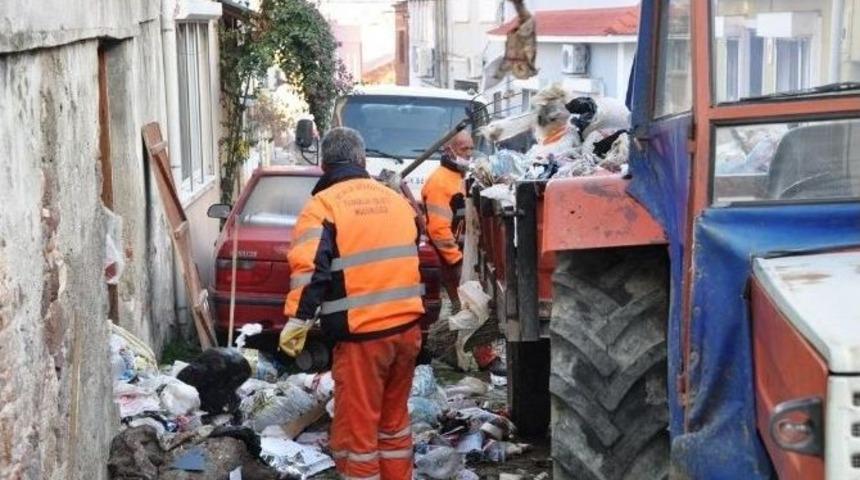 Ayvalık Belediyesi Temizlik Ekipleri &Ccedil;&ouml;p Evi Boşalttı
