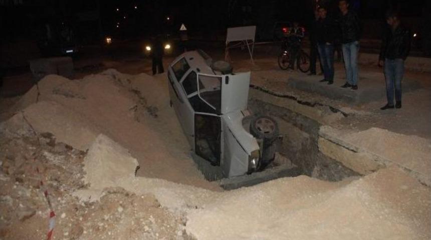 Otomobil Belediyenin Kazdığı &Ccedil;ukura D&uuml;şt&uuml;