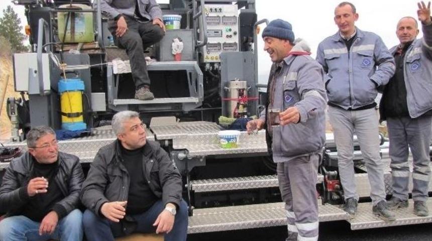 Başkan &Ccedil;alışkan&rsquo;ın Sıcak Asfalt &Uuml;zerinde &Ccedil;ay Keyfi