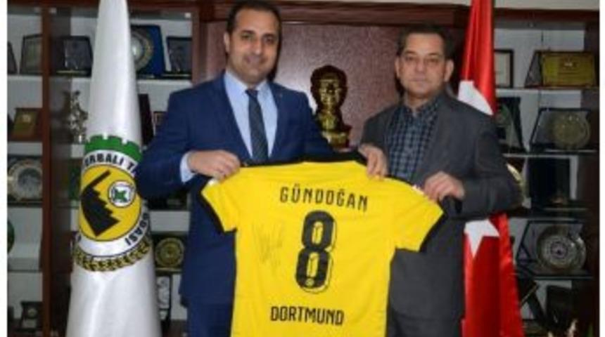Dortmund&rsquo;un Yıldız Futbolcusundan O Başkana İmzalı Forma