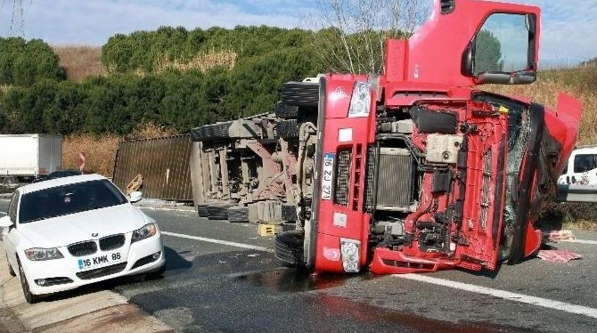 Virajı Alamayan Porselen Y&uuml;kl&uuml; Tır Devrildi: 2 Yaralı