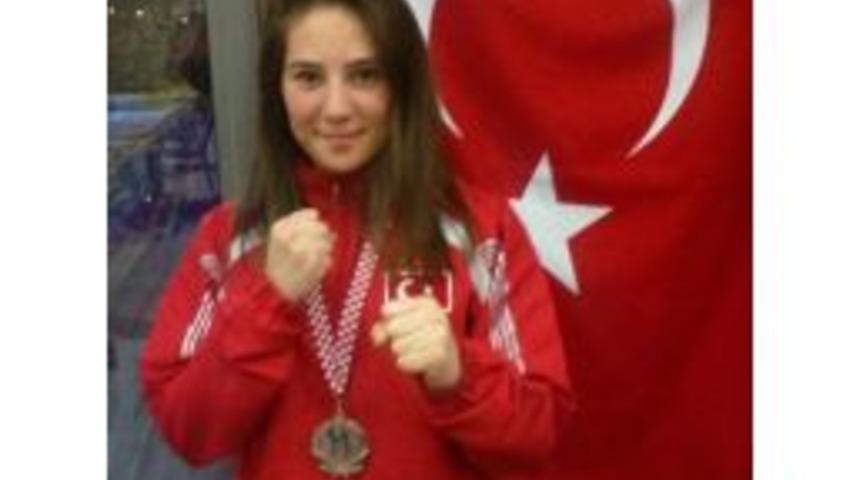 Mudanyalı Kickboks Sporcusu &Ouml;zn&uuml;r Balkan Şampiyonu Oldu