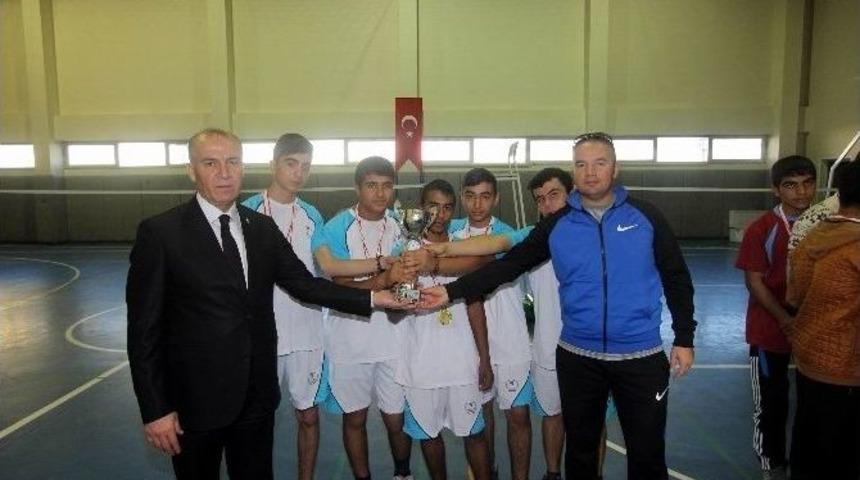 Gen&ccedil;lerde Badmintonun Şampiyonları Belli Oldu