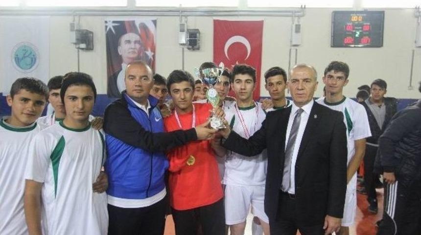 Gen&ccedil; Erkeklerde Futsalın Şampiyonu End&uuml;stri Meslek Lisesi Oldu