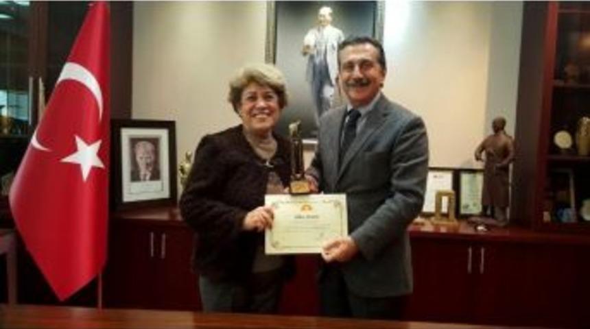 &Ccedil;ocuk Senfoni&rsquo;ye Yılın Sanat Projesi &Ouml;d&uuml;l&uuml; Verildi