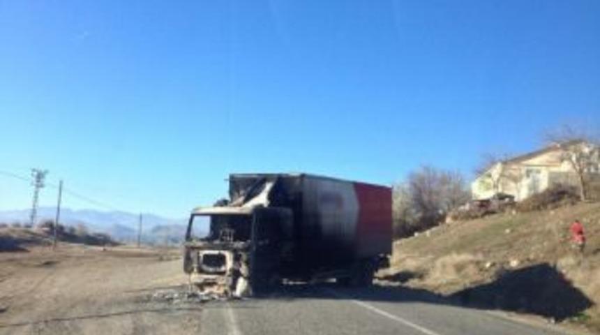 Ter&ouml;ristler Kargo Aracını Ateşe Verdi