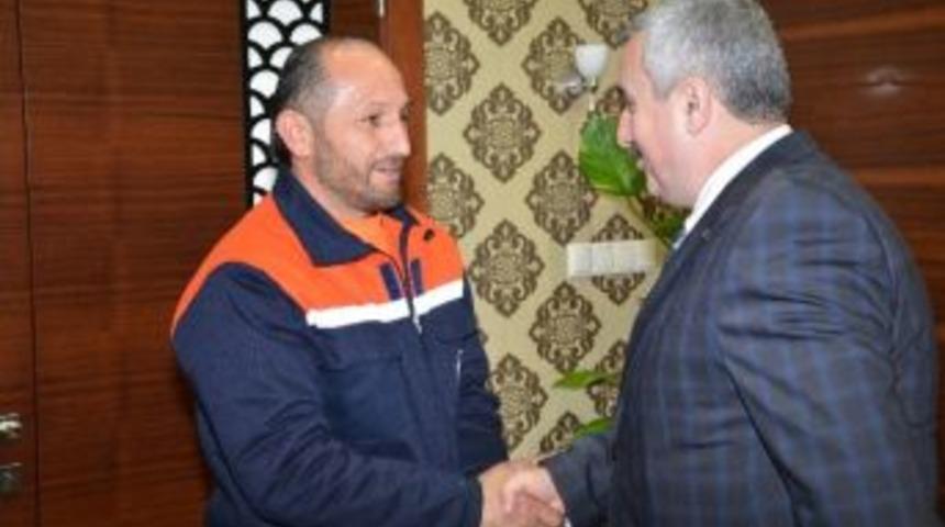 Temizlik İş&ccedil;isi &Ccedil;&ouml;pte Bulduğu 20 Bin Tl&rsquo;yi Sahibine Teslim Etti