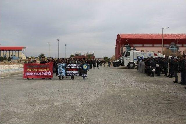 Harran Üniversitesi’nde Uludere Yürüyüşü Yapıldı