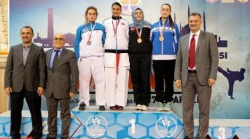 Kartepeli Karateciler Avrupa Kapısı&rsquo;ndan D&ouml;nd&uuml;