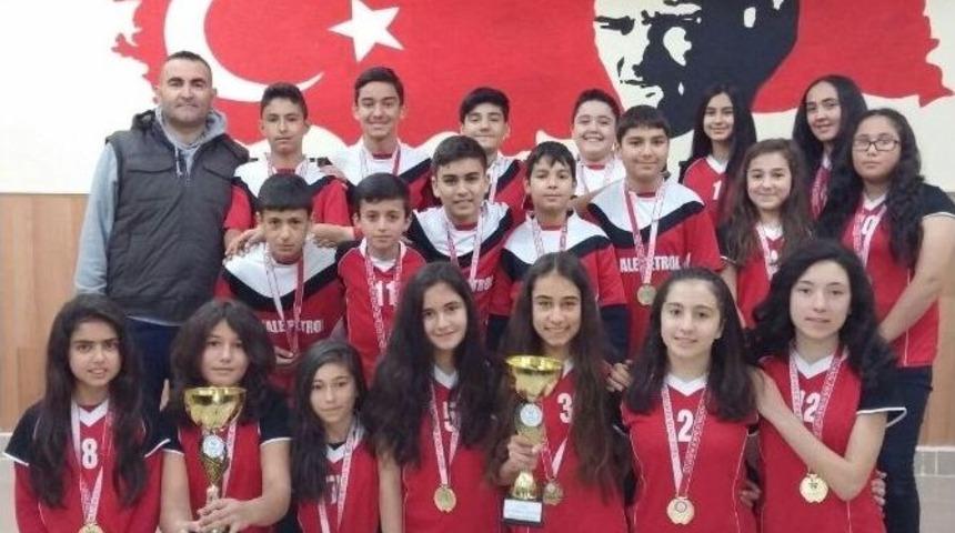 Şefaatli Fatih Ortaokulu Voleybolda &Ccedil;ifte Şampiyonluk Yaşadı