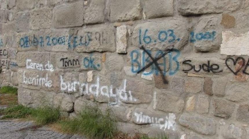 Tarihi Kaleyi Duvar Yazılarıyla Kirlettiler