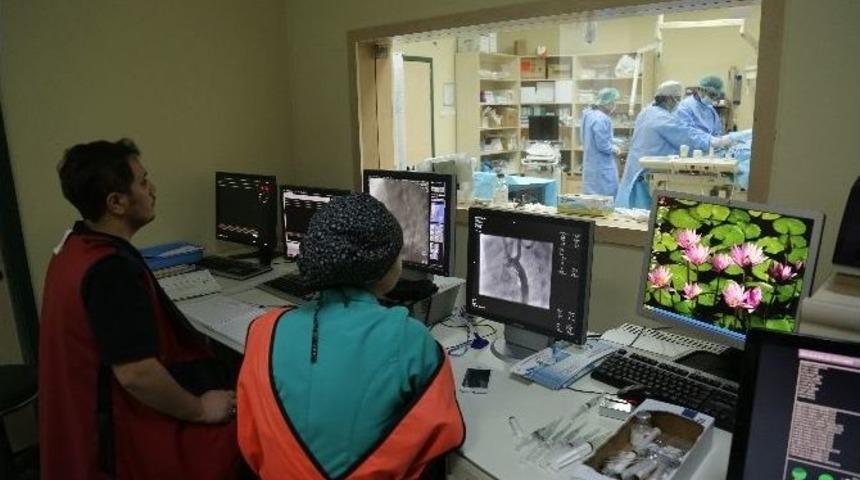 Erzurum Beah&rsquo;ta Delik Kalp Ameliyatsız Onarıldı