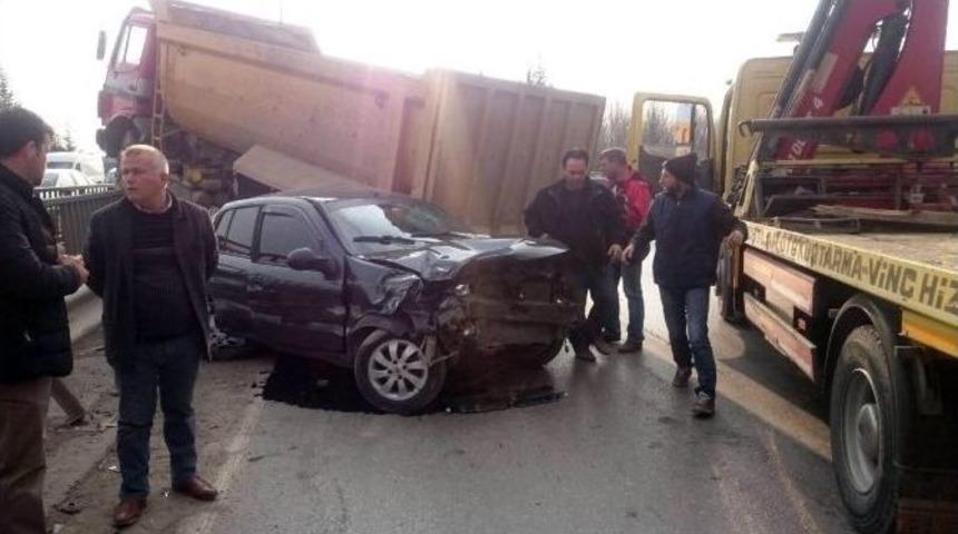Otomobili Bi&ccedil;en Kamyon Bariyerleri Aşıp Korkuluklara &Ccedil;ıktı