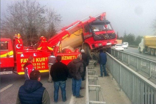 Otomobili Biçen Kamyon Bariyerleri Aşıp Korkuluklara Çıktı