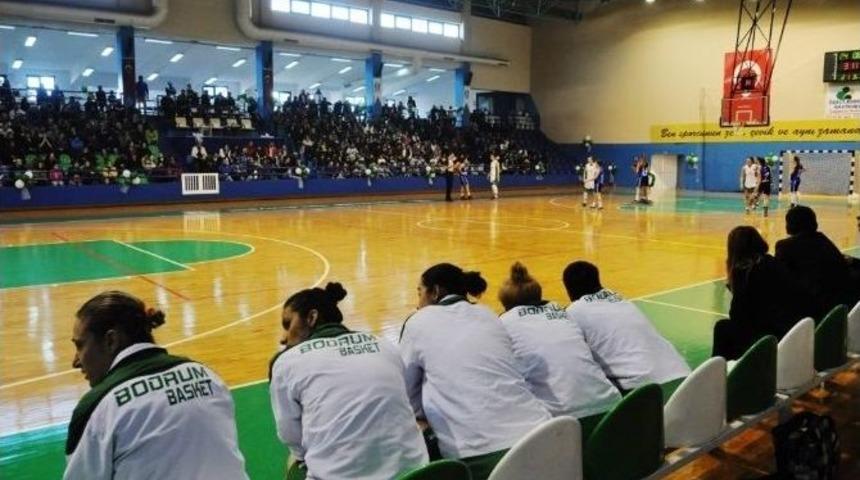 Bodrumlu Kızlar Farkla İlerliyor