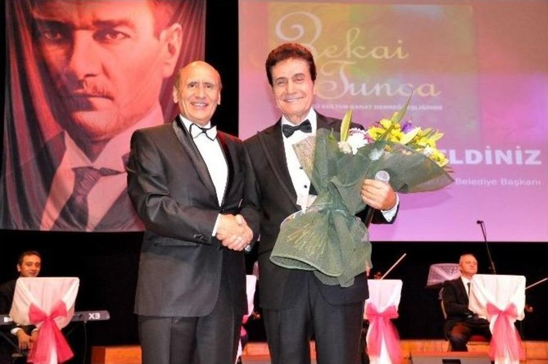 Beylikd&uuml;z&uuml;l&uuml;ler Zekai Tunca Şarkılarıyla Mest Oldu
