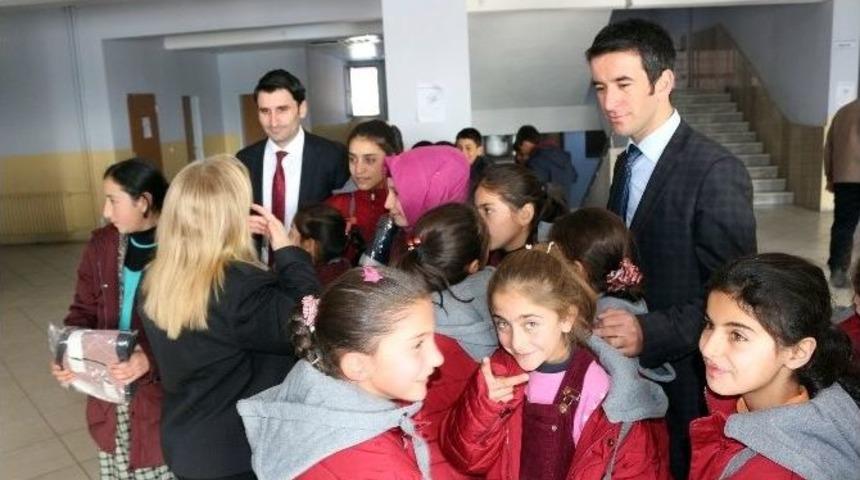 Ağrı&rsquo;da Binlerce İhtiya&ccedil; Sahibi &Ouml;ğrenciye Yardım