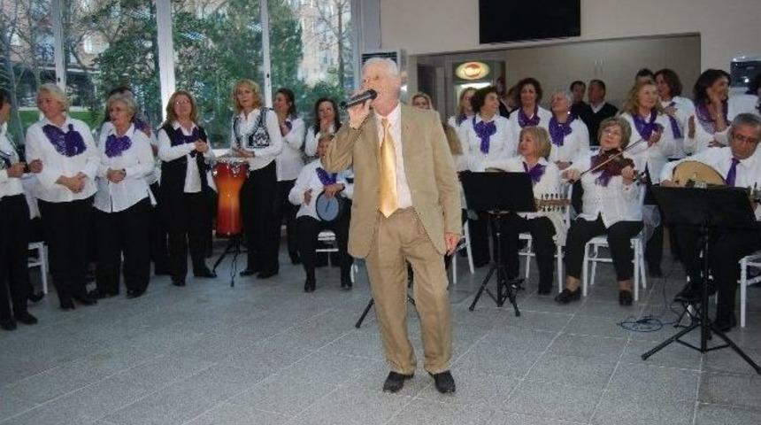 Nil&uuml;fer Belediyesi Kadın Korosu&rsquo;ndan Huzur Evine &rsquo;yeni Yıl&rsquo; Konseri