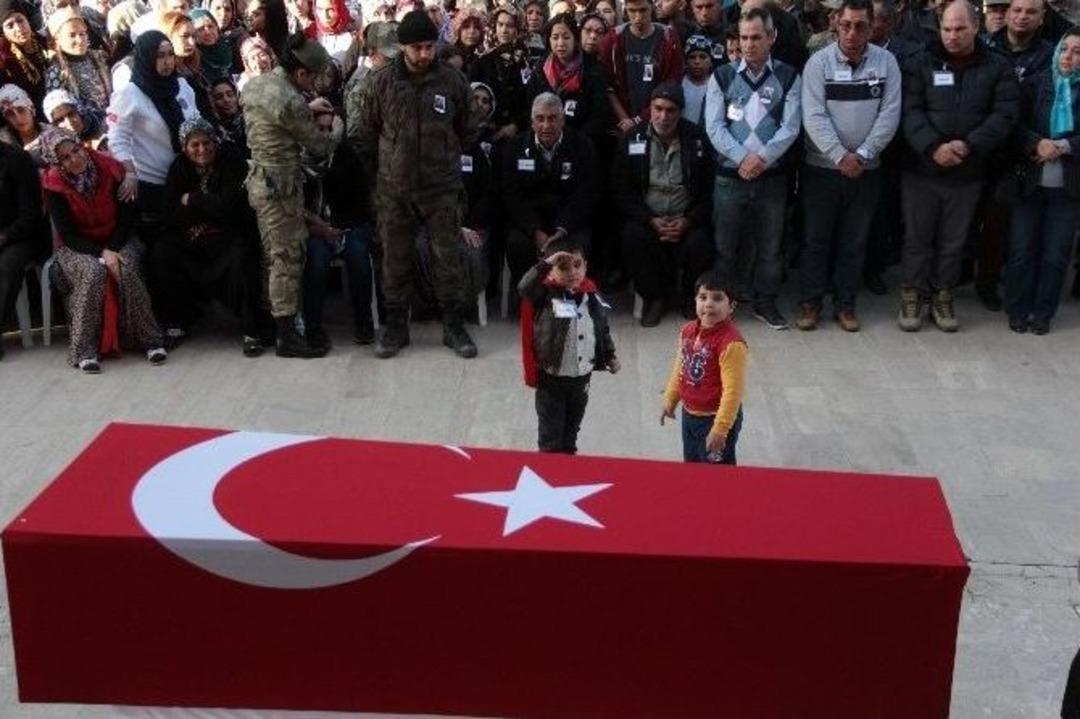 Minik Melih Şehit Babasını Asker Selamıyla Uğurladı
