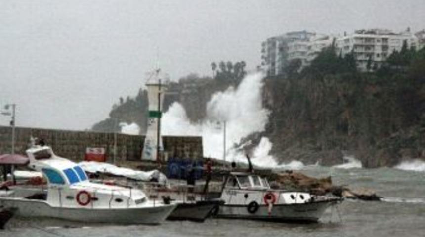 Antalya K&ouml;rfezi&rsquo;nde Fırtına Uyarısı