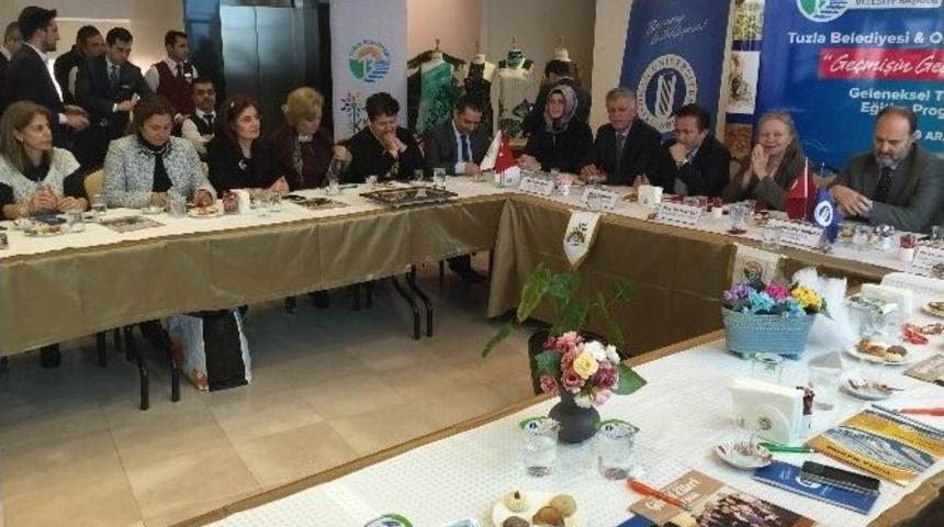 Tuzla&rsquo;da Geleneksel T&uuml;rk El Yazmacılığı Yeniden Canlanıyor