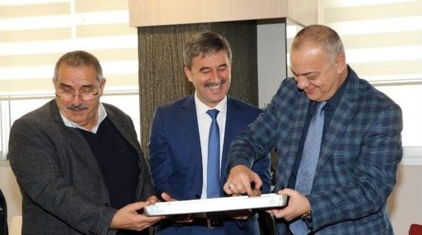 Turgutlu Esnafından Başkan Erg&uuml;n&rsquo;e Tatlılı Teşekk&uuml;r