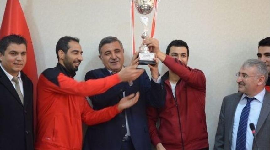 Şampiyon Takıma Plaket Verildi