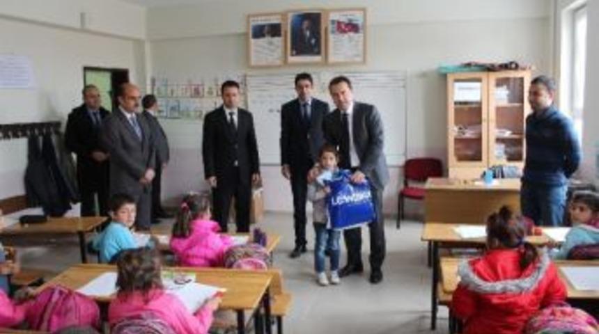 Samsatlı &Ouml;ğrencilere Giyim Yardımı Yapıldı