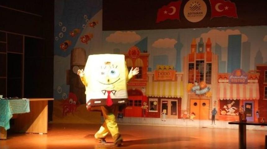 Minikler &lsquo;s&uuml;nger Bob&rsquo; Tiyatrosuyla Eğlendi