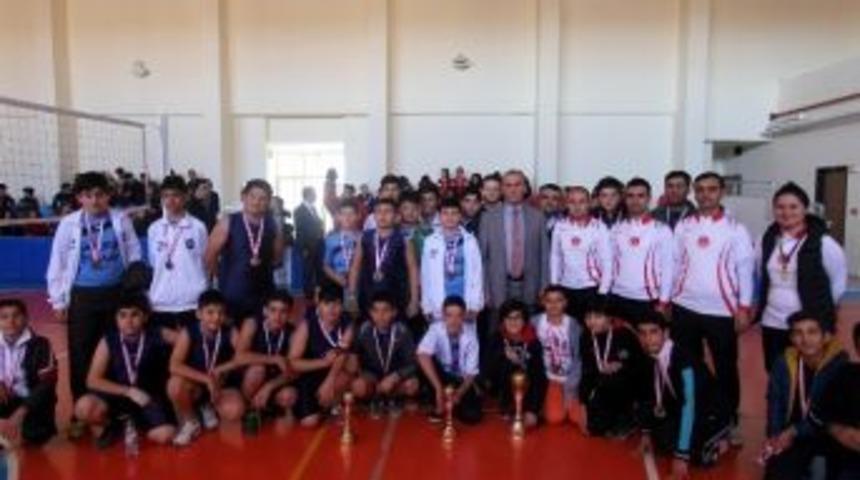Yıldız Erkeklerde Voleybolun Şampiyonu Toki Ortaokulu