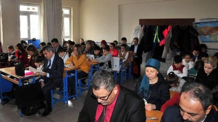 Akşehir&rsquo;de 20 Bin &Ouml;ğrenci Aileleriyle Birlikte Kitap Okudu